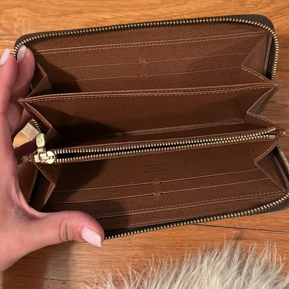 Authentic Louis Vuitton monogram zippy wallet - Picture 4 of 5